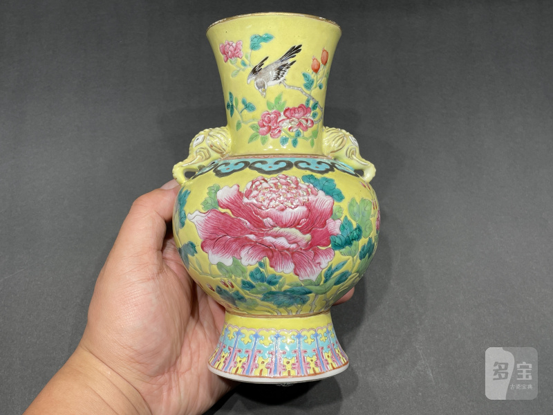 清光绪 黄地粉彩花卉象耳尊一对 - 图3